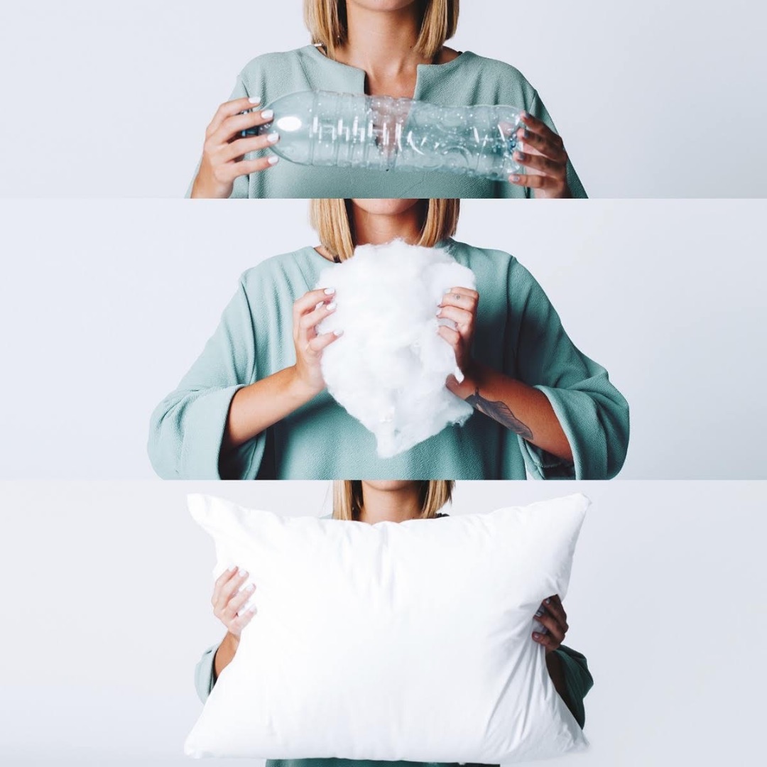 Composición en tres partes: una mujer sostiene una botella de plástico, después un copo de fibra blanca y al final la almohada Dorma terminada
