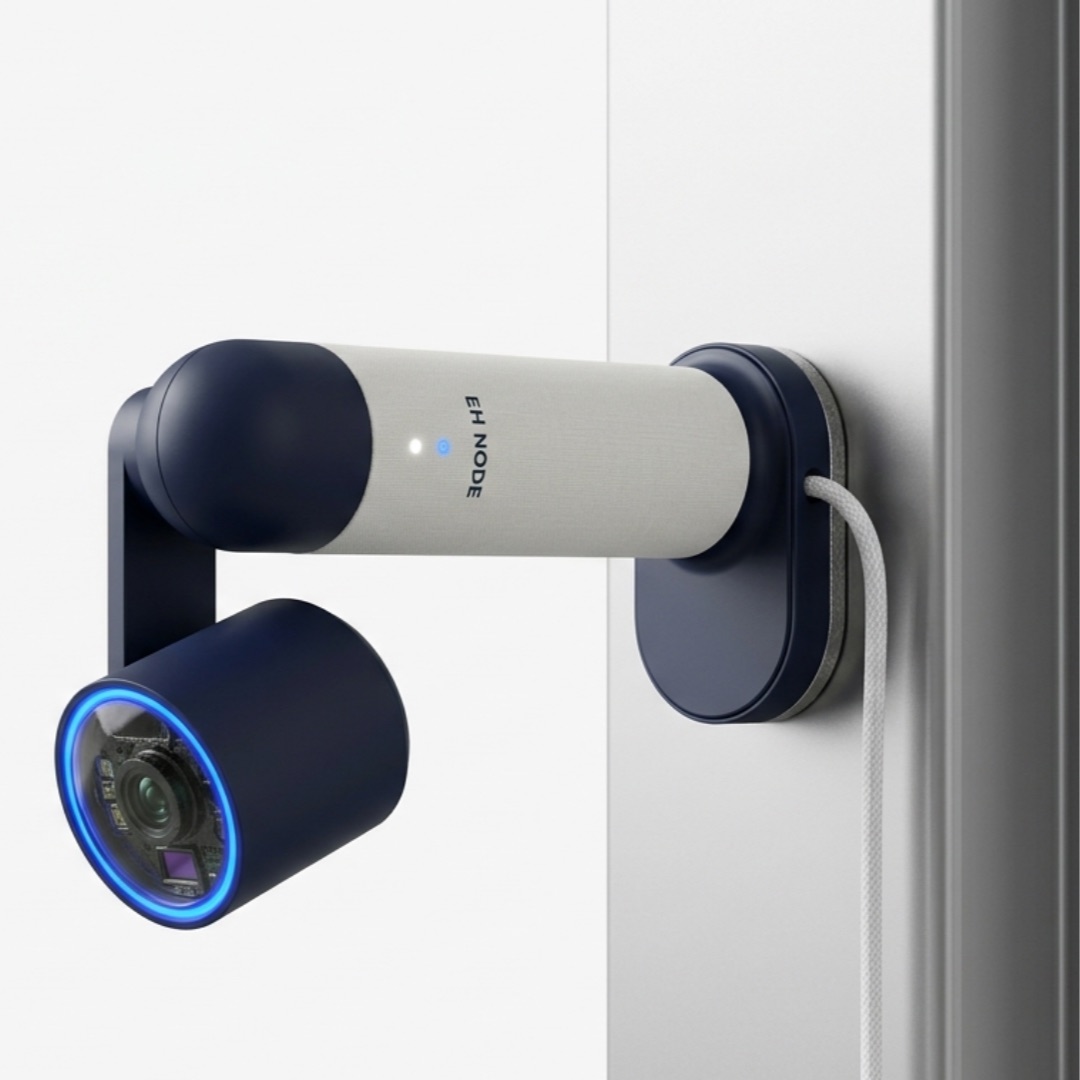 El sensor EH Node de EcoHero montado en una pared, con el anillo azul de la lente encendido