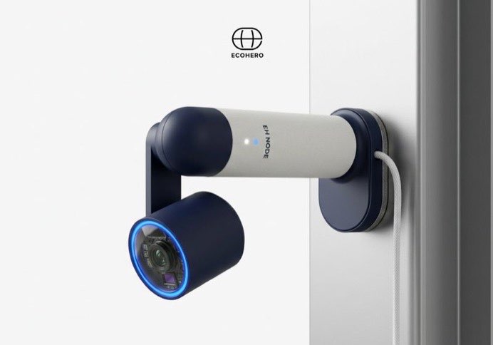 El sensor EH Node de EcoHero montado en una pared, con el logotipo de EcoHero encima