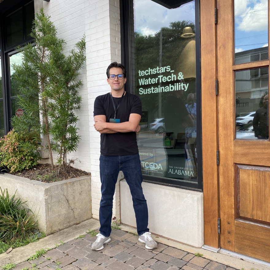 Edgar Temores frente a la sede de Techstars WaterTech & Sustainability en la Universidad de Alabama