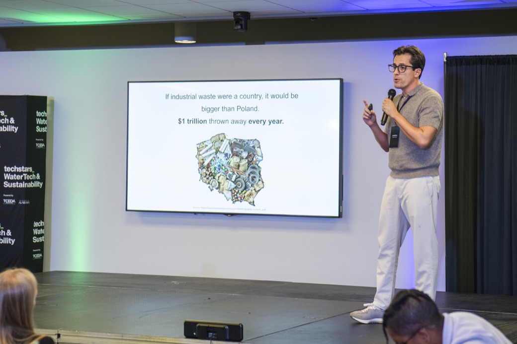 Edgar Temores presentando EcoHero en el escenario de Techstars WaterTech & Sustainability