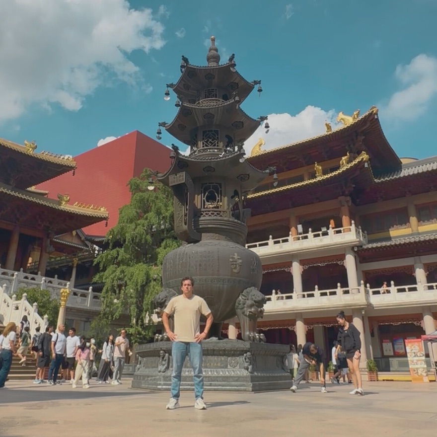 Edgar Temores frente a un templo budista en China durante un viaje de negocios