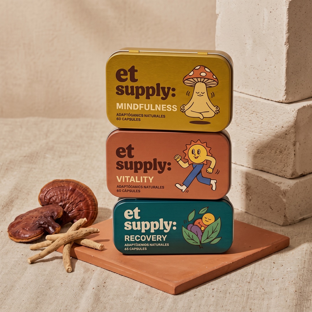 Tres latas de et supply apiladas junto a hongos reishi secos y raíces, sobre una tabla de barro