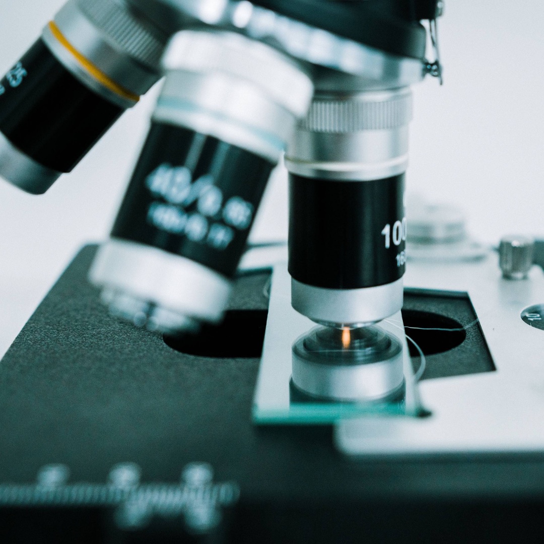 Primer plano de los objetivos de un microscopio del laboratorio de Technofibers